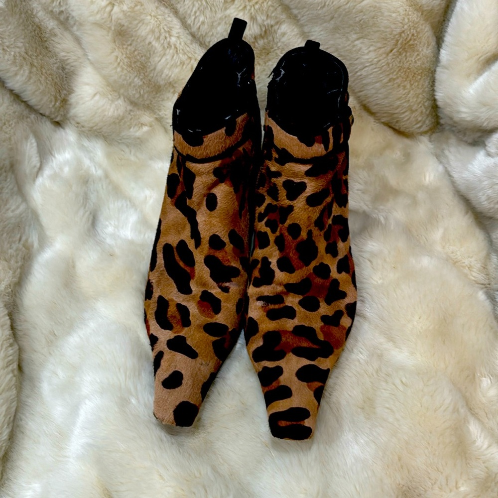 Women’s animal print light fur booties.